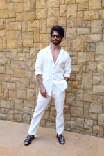 Shahid Kapoor dressed in white shirt and pant and sunglasses promoting his film Bloody Daddy (14)_647873da84683.jpg
