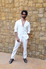 Shahid Kapoor dressed in white shirt and pant and sunglasses promoting his film Bloody Daddy (17)_647873c43160d.jpg