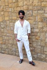 Shahid Kapoor dressed in white shirt and pant and sunglasses promoting his film Bloody Daddy (18)_647873c65d1f7.jpg