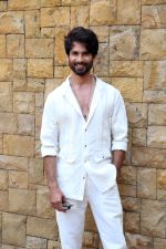 Shahid Kapoor dressed in white shirt and pant and sunglasses promoting his film Bloody Daddy (21)_647873cd8aa99.jpg