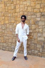 Shahid Kapoor dressed in white shirt and pant and sunglasses promoting his film Bloody Daddy (24)_647873d210ce4.jpg