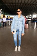 Sobhita Dhulipala dressed in Jeans top and pants wearing sunglasses holding Atmoic Habits by James Clear (10)_6478158dee5e1.jpg