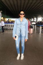 Sobhita Dhulipala dressed in Jeans top and pants wearing sunglasses holding Atmoic Habits by James Clear (11)_64781590c3355.jpg