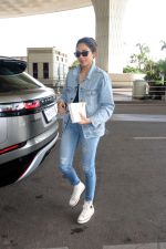 Sobhita Dhulipala dressed in Jeans top and pants wearing sunglasses holding Atmoic Habits by James Clear (3)_647815751309f.jpg