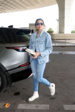 Sobhita Dhulipala dressed in Jeans top and pants wearing sunglasses holding Atmoic Habits by James Clear (4)_647815781b9bd.jpg