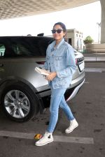 Sobhita Dhulipala dressed in Jeans top and pants wearing sunglasses holding Atmoic Habits by James Clear (5)_6478157bcaa21.jpg