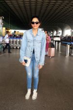 Sobhita Dhulipala dressed in Jeans top and pants wearing sunglasses holding Atmoic Habits by James Clear (8)_6478158675c66.jpg