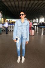 Sobhita Dhulipala dressed in Jeans top and pants wearing sunglasses holding Atmoic Habits by James Clear (9)_6478158a33759.jpg