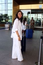 Jasmin Bhasin dressed in white holding Burberry Tote handbag (13)_6479b6a1a6149.jpg