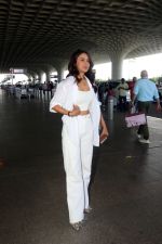 Jasmin Bhasin dressed in white holding Burberry Tote handbag (4)_6479b6851b15d.jpg