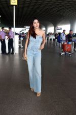 Nikki Tamboli dressed in Jeans top and pant holding Gucci Ophidia Small handbag (3)_647aca7dd7285.jpg
