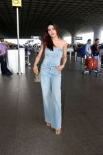 Nikki Tamboli dressed in Jeans top and pant holding Gucci Ophidia Small handbag (4)_647aca7c32e70.jpg