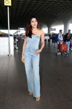 Nikki Tamboli dressed in Jeans top and pant holding Gucci Ophidia Small handbag (6)_647aca78a2d5a.jpg