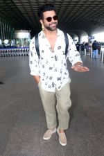 Rithvik Dhanjani wearing sunglasses white shirt khaki pant  (12)_647ac8804e815.jpg