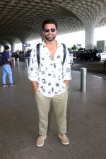 Rithvik Dhanjani wearing sunglasses white shirt khaki pant  (3)_647ac88fbd346.jpg