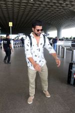 Rithvik Dhanjani wearing sunglasses white shirt khaki pant  (7)_647ac888d502e.jpg