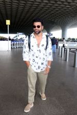 Rithvik Dhanjani wearing sunglasses white shirt khaki pant  (9)_647ac8855b43b.jpg