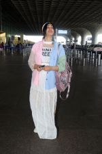 Adah Sharma holding travel folding bag dressed in an urbanic patchwork placket bouse and transparent skirt (1)_647f320de23e4.jpg