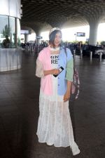 Adah Sharma holding travel folding bag dressed in an urbanic patchwork placket bouse and transparent skirt (10)_647f3226c138c.jpg