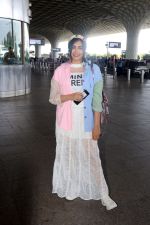 Adah Sharma holding travel folding bag dressed in an urbanic patchwork placket bouse and transparent skirt (11)_647f322a10aca.jpg