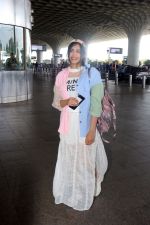 Adah Sharma holding travel folding bag dressed in an urbanic patchwork placket bouse and transparent skirt (12)_647f322d0b996.jpg