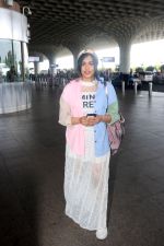Adah Sharma holding travel folding bag dressed in an urbanic patchwork placket bouse and transparent skirt (15)_647f3235ea8f4.jpg