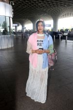Adah Sharma holding travel folding bag dressed in an urbanic patchwork placket bouse and transparent skirt (16)_647f32399c971.jpg