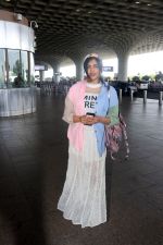 Adah Sharma holding travel folding bag dressed in an urbanic patchwork placket bouse and transparent skirt (17)_647f323e5494e.jpg