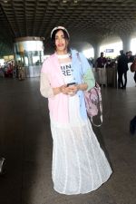 Adah Sharma holding travel folding bag dressed in an urbanic patchwork placket bouse and transparent skirt (19)_647f3245551ce.jpg