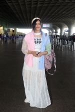 Adah Sharma holding travel folding bag dressed in an urbanic patchwork placket bouse and transparent skirt (4)_647f32145e066.jpg
