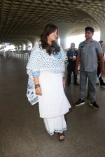 Ekta Kapoor in a white chudidar along with a Christian Dior Tote Blue Dior Oblique Embroidery purse (7)_647f3478d04f7.jpg
