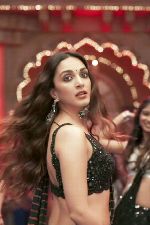 Kartik Aaryan and Kiara Advani SatyaPrem Ki Katha Movie Stills (24)_647f4ff7e816e.jpg