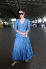 Kriti Sanon dressed in all blue gown and sandles (21)_647f366362359.jpg