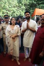 Vicky Kaushal And Sara Ali Khan distribute sweet packets at Shree Siddhivinayak Ganapati Mandir and seek blessings for their movie Zara Hatke Zara Bachke (1)_647f384fe8fb5.jpg