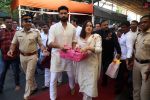 Vicky Kaushal And Sara Ali Khan distribute sweet packets at Shree Siddhivinayak Ganapati Mandir and seek blessings for their movie Zara Hatke Zara Bachke (14)_647f387ea55cb.jpg