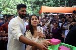 Vicky Kaushal And Sara Ali Khan distribute sweet packets at Shree Siddhivinayak Ganapati Mandir and seek blessings for their movie Zara Hatke Zara Bachke (19)_647f388f261a9.jpg