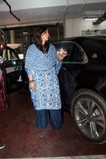 Ekta Kapoor in blue churidar enjoying pastry from fans (16)_64804e3a0b9d0.jpg