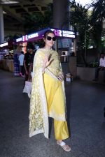 Kriti Sanon dressed in yellow churidar wearing black sunglasses (10)_648038213b46f.jpg