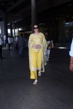 Kriti Sanon dressed in yellow churidar wearing black sunglasses (17)_648038488acf1.jpg