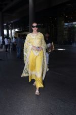 Kriti Sanon dressed in yellow churidar wearing black sunglasses (19)_64803842c1a3b.jpg