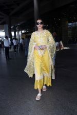 Kriti Sanon dressed in yellow churidar wearing black sunglasses (21)_6480383d56c75.jpg