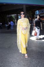 Kriti Sanon dressed in yellow churidar wearing black sunglasses (4)_6480383436bda.jpg