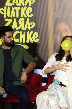 Sara Ali Khan and Vicky Kaushal at Zara Hatke Zara Bachke movie Press Conference (13)_648094b32ae32.jpg