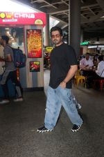 Sunny Singh dressed in jeans pant and slate colored t-shirt (15)_6480349a404d0.jpg