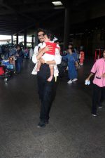 Bharti Singh with spouse Haarsh Limbachiyaa and son Laksh (1)_6481d4c20ed4c.jpg