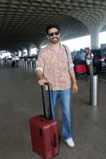 Gulshan Devaiah in a flowery shirt and jeans pant (17)_64817671cfc77.jpg