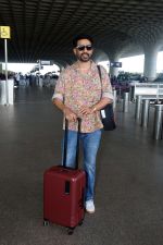 Gulshan Devaiah in a flowery shirt and jeans pant (7)_6481764fa55d8.jpg