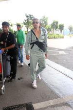 Sonu Nigam in sweat pant and jacket wearing sunglasses (1)_6481505c5e3c9.jpg