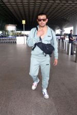 Sonu Nigam in sweat pant and jacket wearing sunglasses (13)_6481508c1f1d7.jpg