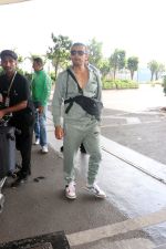 Sonu Nigam in sweat pant and jacket wearing sunglasses (2)_6481505f66a6b.jpg